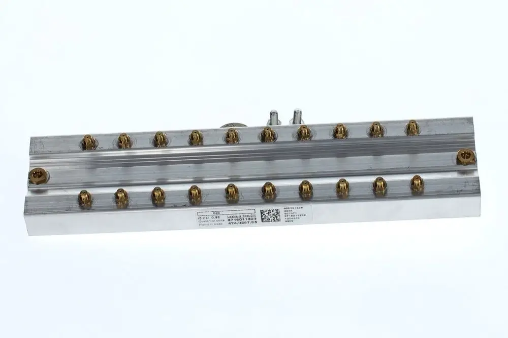 Gasverteilerrohr aus Aluminium mit mehreren Anschlussstellen. Gezeigt sind die Messinganschlüsse und die Markenbezeichnung "Bosch" auf einer der Seiten.